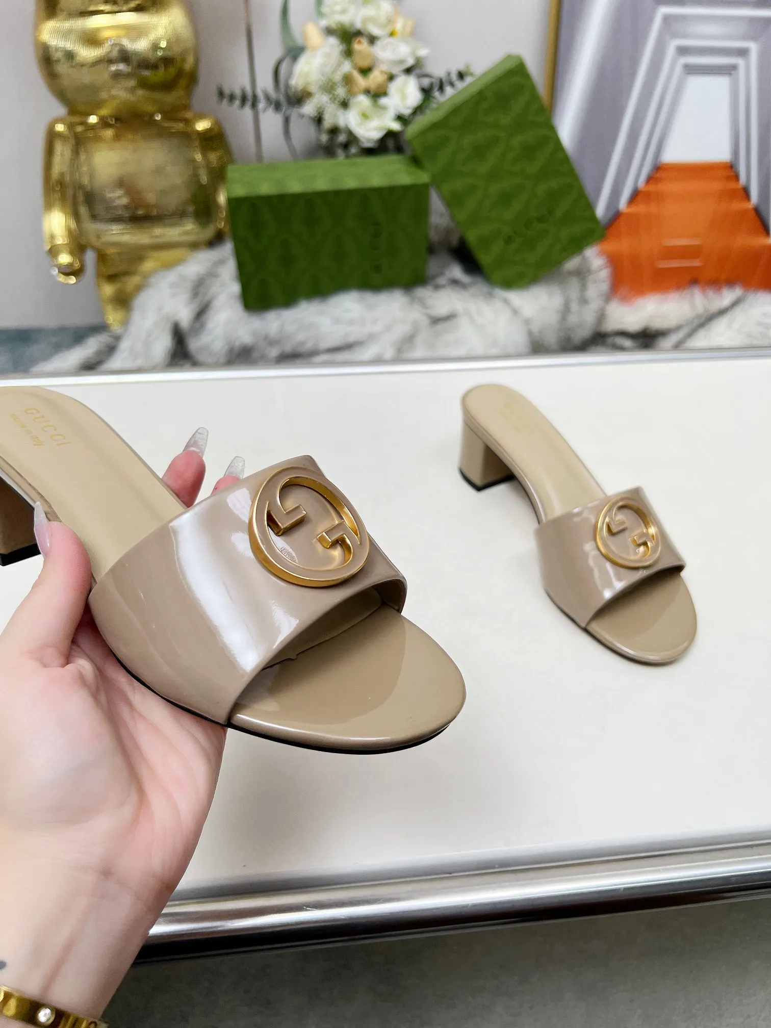 👟👟Ex-factory price 360👟👟 Genuine leather sole +40 Gucci 𝟐𝟎𝟐5 new spring and summer double G buckle round toe medium heel slippers, this G family series of slippers are so beautiful, high-end must buy~ The double G Logo is so beautiful on the feet, a classy style! The buttons have the GUCCI logo. Fabric: Cowhide Lining: Sheepskin lining Sheepskin pad Heel height: 5CM Sole: Italian genuine leather outsole Size: 35-44 [42 43 44 customized]